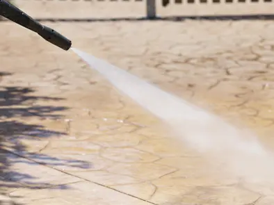 Limpiando el concreto estampado con agua a alta presión